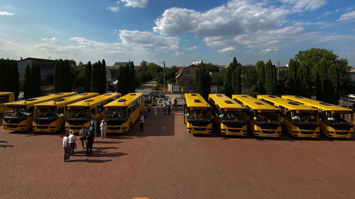 10 громад Київщини отримали нові шкільні автобуси.