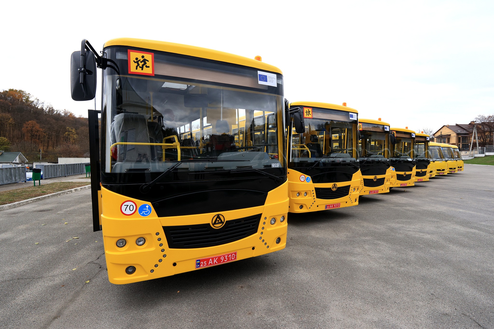 Заклади освіти дев’яти громад отримали нові шкільні автобуси.