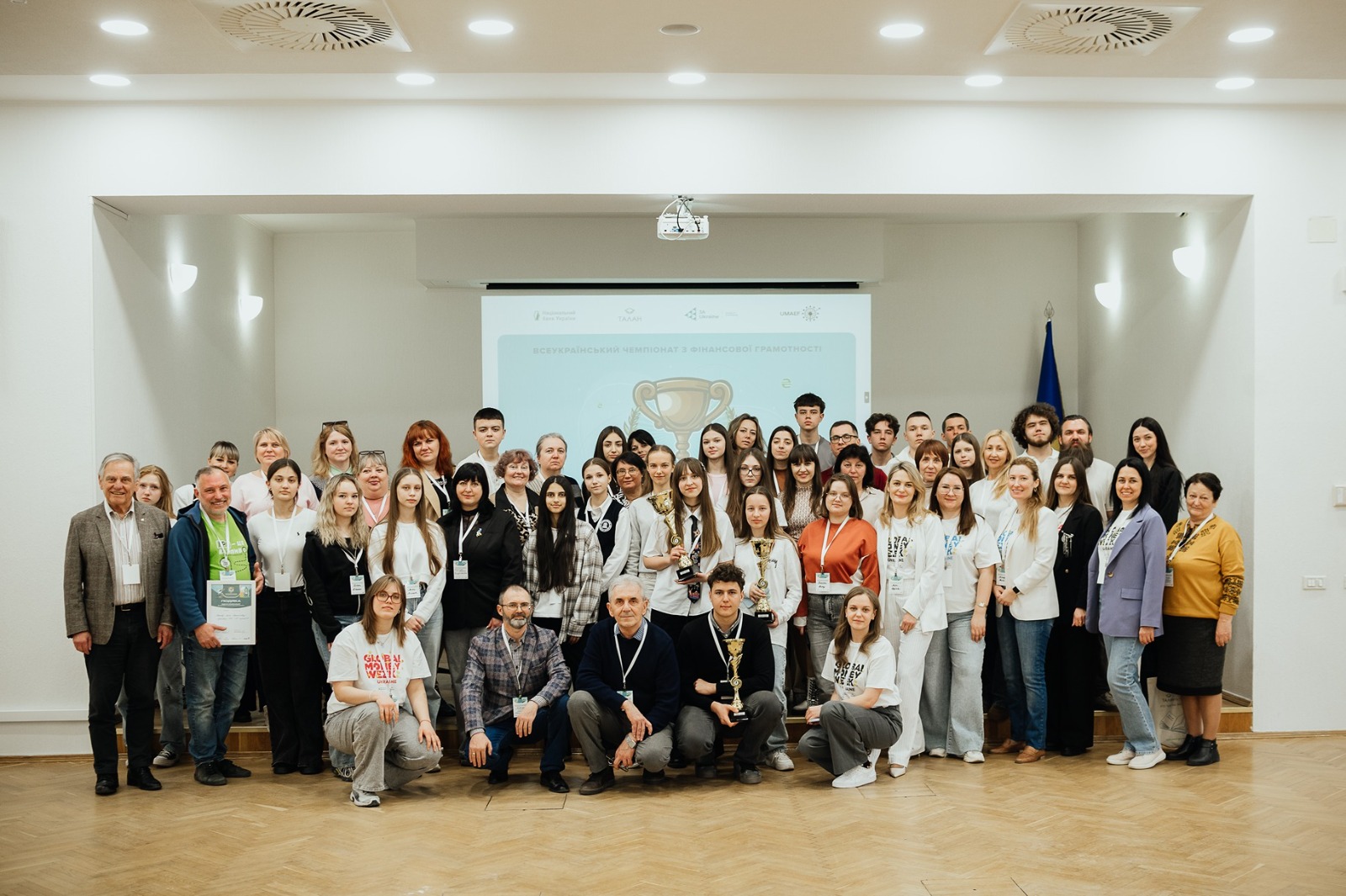 Практичні психологи закладів позашкільної освіти сьогодні відіграють важливу роль у збереженні психологічного здоров’я учасників освітнього процесу, особливо в умовах воєнного стану. Постійна робота з емоційно складними ситуаціями вимагає від фахівців не лише високого професіоналізму, а й уміння дбати про власний ресурсний стан. З цією метою 19 березня 2026 року в онлайн-студії Комунального закладу Київської обласної ради «Центр творчості дітей та юнацтва Київщини» було проведено вебінар-тренінг «Ефективні техніки профілактики вигорання практичних психологів закладів позашкільної освіти», у якому взяли участь практичні психологи закладів позашкільної освіти Київської області. Власними напрацюваннями зі своїми колегами поділилася Юлія Любшина, практичний психолог Центру позашкільної освіти «Оберіг» Боярської міської ради. Під час заходу учасники ознайомилися з основними причинами та проявами професійного вигорання, визначили фактори ризику у своїй професійній діяльності та розглянули сучасні підходи до збереження психологічного благополуччя. Особливу увагу було приділено практичним технікам саморегуляції, управління стресом, емоційного відновлення та формування навичок ресурсності. Учасники мали змогу виконати вправи на усвідомленість, опанувати техніки швидкого відновлення емоційної рівноваги, а також обговорити ефективні способи запобігання професійному виснаженню у щоденній роботі. Проведення таких заходів сприяє підвищенню професійної стійкості практичних психологів, розвитку їхніх компетентностей та збереженню психологічного здоров’я, що є запорукою ефективного функціонування закладу позашкільної освіти.